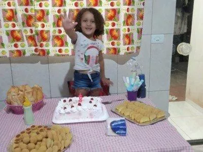 Ajudar a pequena no quarto